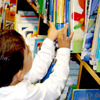 Bambino che sceglie un libro Bambino che sceglie un libro